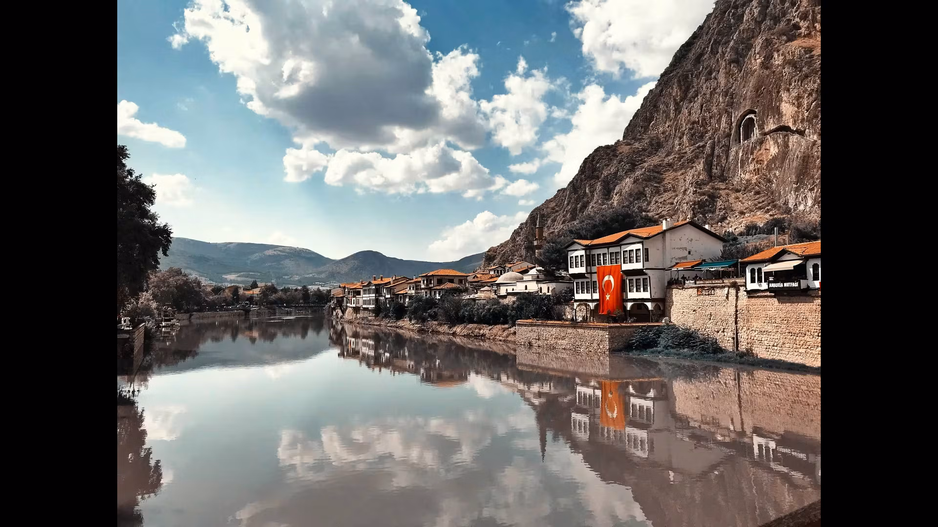 Experiencing Turkish Marbling (Ebru) Art: A Journey into a Timeless Craft